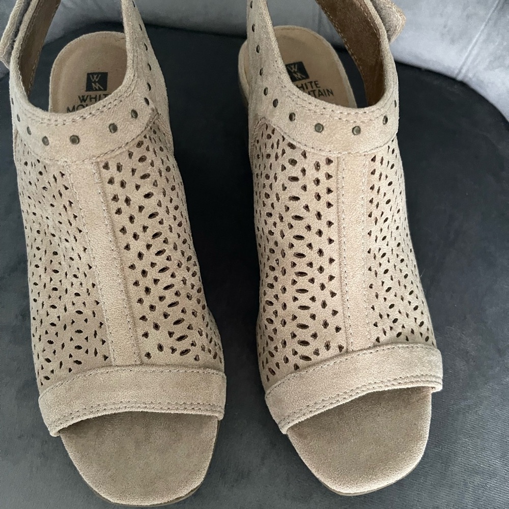 White Mountain Women's Tan Peep-Toe Sandals